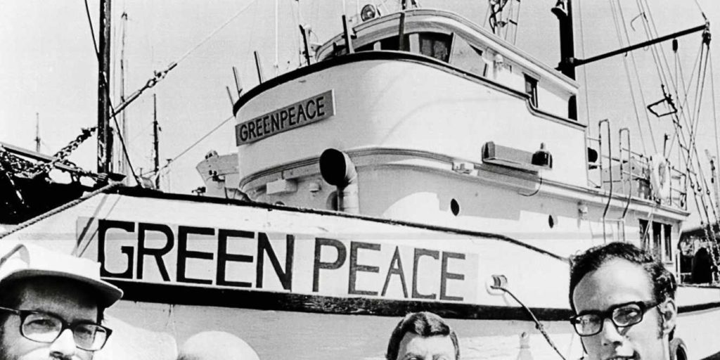 premier bateau greenpeace en noir et blanc