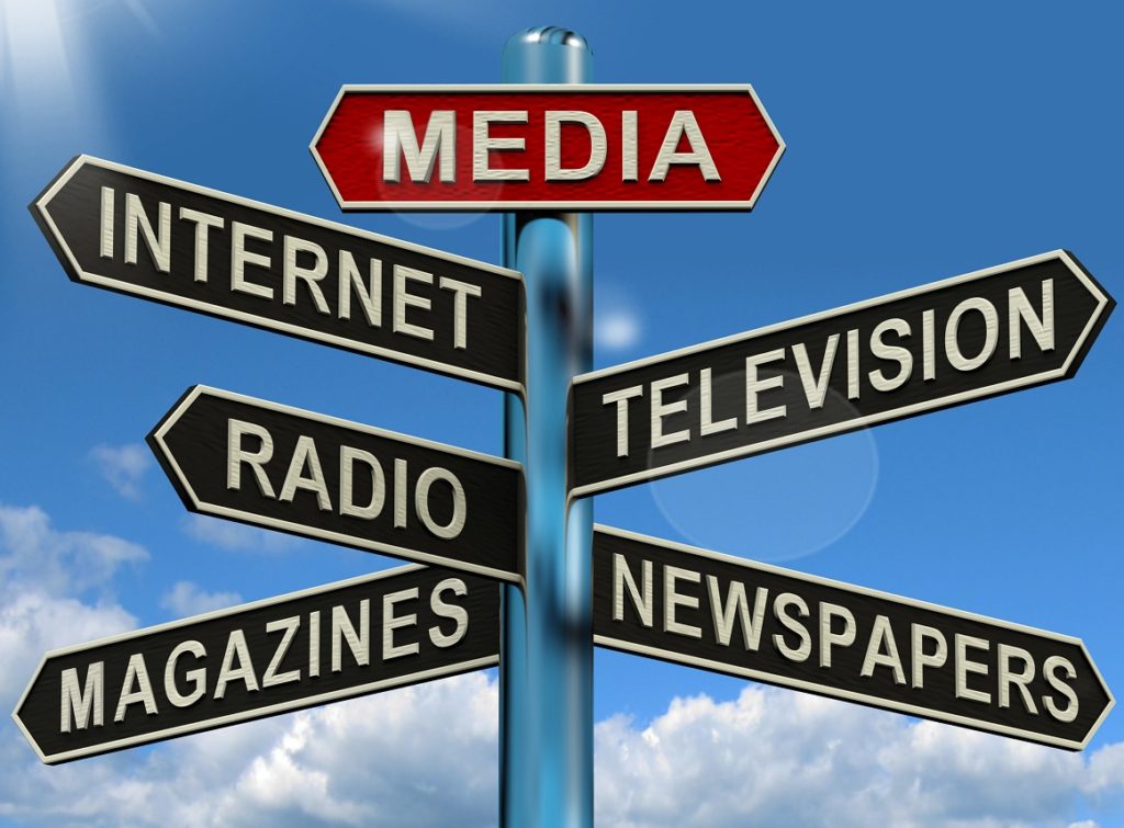 panneau medias indiquant internet radio television magazines journaux