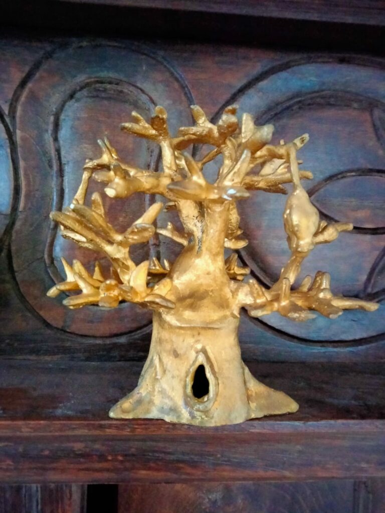 Baobab en plaqué or, un produit dérivé du Sénégal