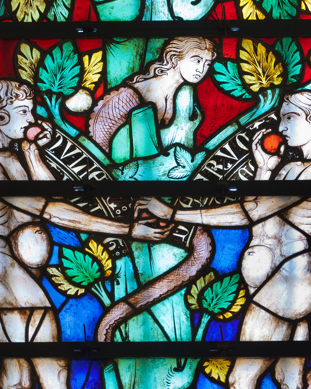 Vitrail représentant Adam et Eve